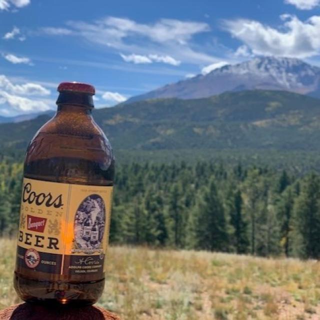 An iconic Colorado duo. 📸: Chris S. #coorsbrewerytourist