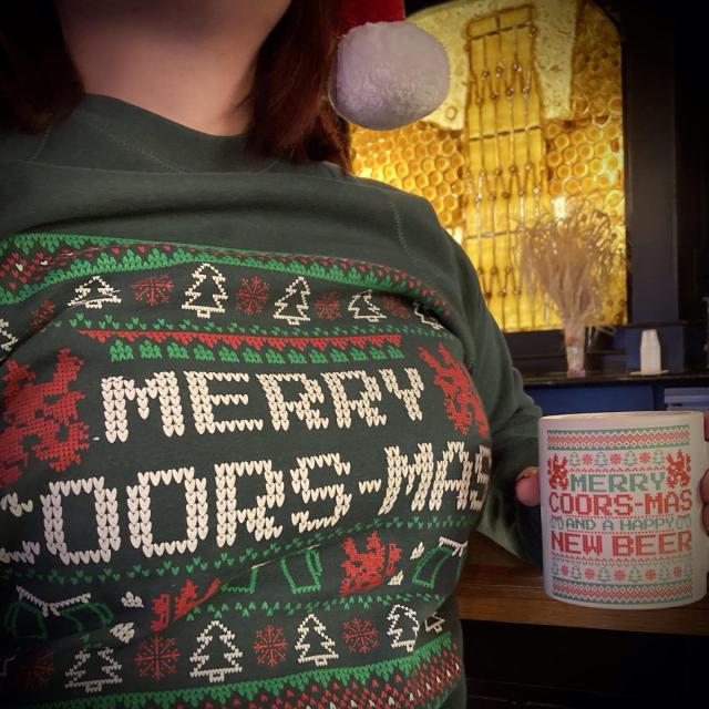 The perfect holiday crewneck and mug? We think so. 🎄